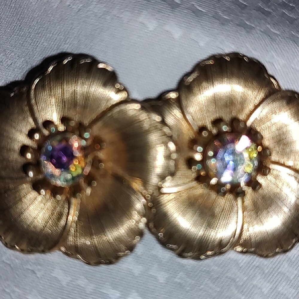 VINTAGE JEWELED HAIR ORNAMENT GOLD METAL AURORA BOREALIS CRYSTALS SPRING BACK 2"